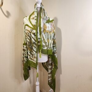 BCBGENERATION Large Green Graphic Wrap Scarf  Beachy Cover all